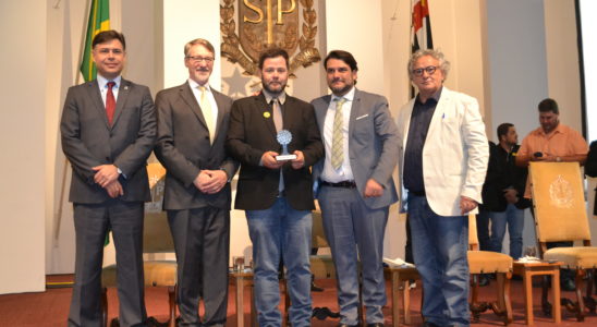 Prefeito Anderson Prado recebe trofeu do programa Município VerdeAzul - Assessoria de Imprensa