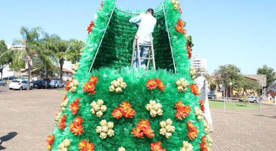 Instalação de árvore de Natal feita com garrafas pet