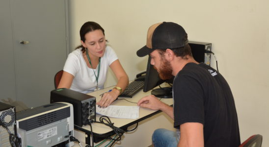 Estudante entreda documentação para requerer auxílio-transporte - Wagner Gonçalves-Imprensa Prefeitura