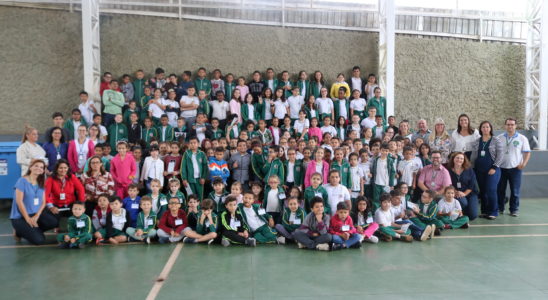 Prefeito Prado, Edéria e Meiri com alunos da escola Luiz Zillo
